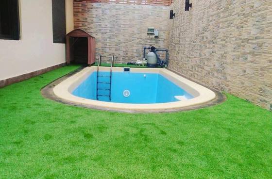 Erba artificiale con un aspetto realistico e una bassa manutenzione per giardini e paesaggi