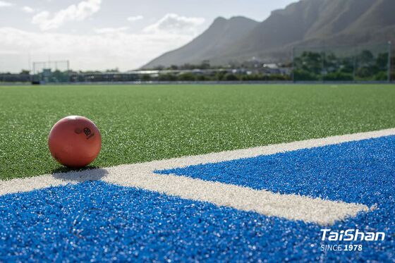 Terreno artificiale di hockey certificato FIH con 17 mm di altezza della pila Spruzzatura d'acqua Senza metalli pesanti per un gioco costante