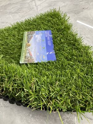 Prato artificiale non direzionale con altezza del pelo di 45 mm in cinque colori per cortili, giardini, patii e strade