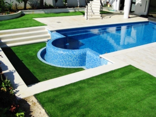 Parco giochi ad alta densità erba sintetica utilizzata per piscine o cortili balconi con grande resistenza ai raggi UV