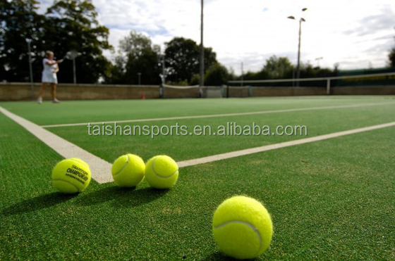 Materiale PE Calcio sintetico Piastra artificiale verde con tasso di cucitura 140 punti/m 50 mm Altezza del palo MOQ 1000mq