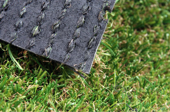 Erba artificiale ibrida da 140 punti/m con altezza del pelo di 25 mm e adesivo in lattice SBR per un aspetto realistico nei giardini