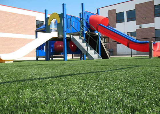 Erba artificiale con un aspetto realistico e una bassa manutenzione per giardini e paesaggi