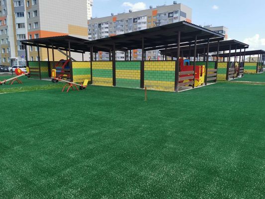 Erba artificiale con un aspetto realistico e una bassa manutenzione per giardini e paesaggi
