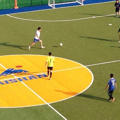55mm altezza del palo calcio erba artificiale per calcio necessaria per riempimento resistente agli UV permeabile all'acqua erba artificiale verde