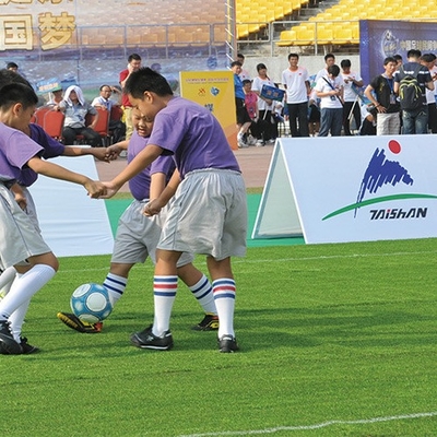55mm altezza del palo calcio erba artificiale per calcio necessaria per riempimento resistente agli UV permeabile all'acqua erba artificiale verde