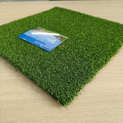 Grass artificiale per golf verde Dtex 6000 15mm Grass artificiale con fibra curva per sport e giardini