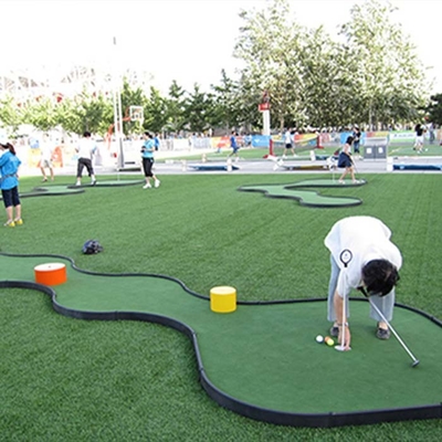 Grass artificiale per golf verde Dtex 6000 15mm Grass artificiale con fibra curva per sport e giardini