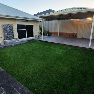 30 mm di erba artificiale verde per il tempo libero utilizzata per l'area degli animali domestici o per i giardini sul tetto con resistenza ai raggi UV e buona elasticità