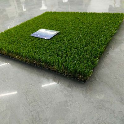 30 mm di erba artificiale verde per il tempo libero utilizzata per l'area degli animali domestici o per i giardini sul tetto con resistenza ai raggi UV e buona elasticità
