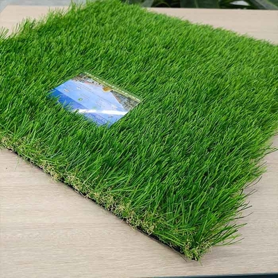 Protezione dell'ambiente 40 mm C forma paesaggio verde erba artificiale finta con buchi di drenaggio