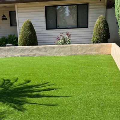 Erba artificiale con un aspetto realistico e una bassa manutenzione per giardini e paesaggi