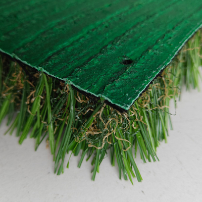 Giocattolo versatile erba artificiale resistente ai raggi UV per paesaggi e parchi giochi con lattice verde SBR
