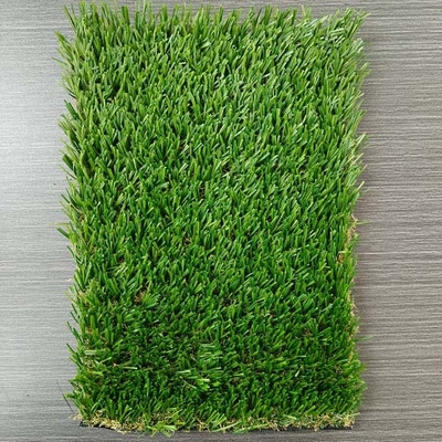 Erba verde artificiale da 30 mm per la posa e la decorazione con colori vivaci e un forte supporto adesivo