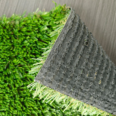 Erba verde artificiale da 30 mm per la posa e la decorazione con colori vivaci e un forte supporto adesivo