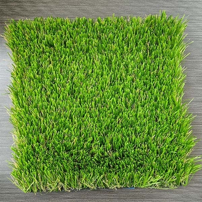 50 mm di erba artificiale multiuso con ottima resistenza all'acqua e ai raggi UV
