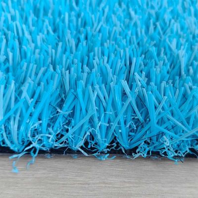 Erba sintetica antistatica con altezza del pelo di 20 mm, ottima resistenza ai raggi UV e bassa manutenzione per campi sportivi