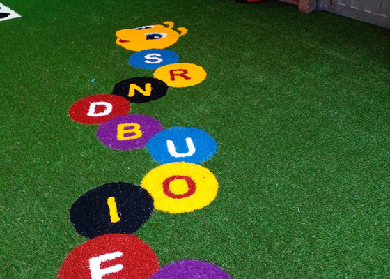 15mm Logo di erba artificiale foto duratura personalizzata di erba sintetica per campi da sport o aree ricreative