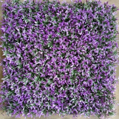 Erba artificiale per pareti viola per decorare un ambiente interno più tranquillo e confortevole