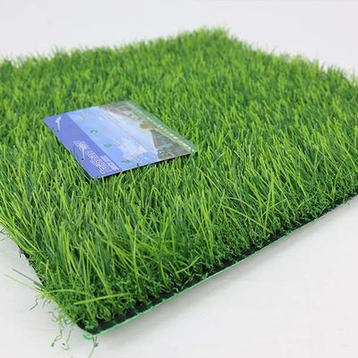 Tappeto erboso artificiale a bassa manutenzione con altezza del pelo di 45 mm con 5-8 anni di garanzia per giardini e cortili