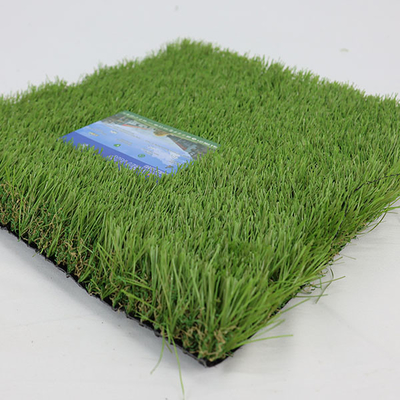 Ottenere un bellissimo paesaggio con 8600 pile Dtex Paesaggio erba artificiale in imballaggio a rotolo e miscelazione a 4 colori