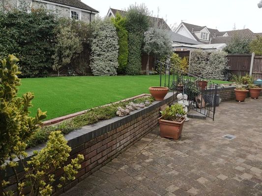 Erba artificiale con un aspetto realistico e una bassa manutenzione per giardini e paesaggi