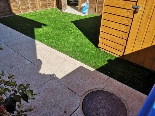 Erba artificiale con un aspetto realistico e una bassa manutenzione per giardini e paesaggi
