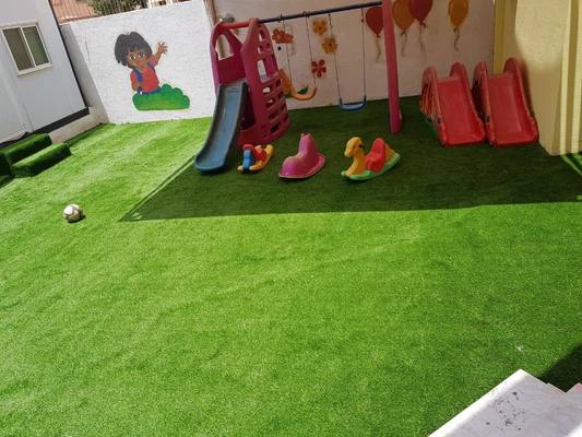 Erba artificiale con un aspetto realistico e una bassa manutenzione per giardini
