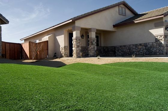 Erba artificiale con altezza del pelo di 30 mm, aspetto realistico e bassa manutenzione per giardini