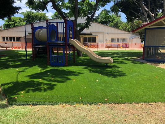 Erba artificiale con altezza del pelo di 30 mm, aspetto realistico e bassa manutenzione per giardini