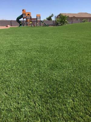 Erba artificiale per giardini e cortili per manutenzione giornaliera zero e prestazioni in ogni tempo