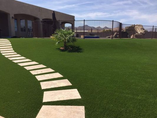 Erba artificiale per giardini e cortili per manutenzione giornaliera zero e prestazioni in ogni tempo