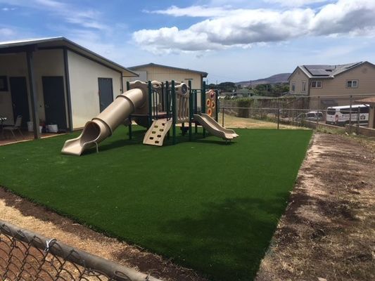 Erba artificiale per giardini e cortili per manutenzione giornaliera zero e prestazioni in ogni tempo