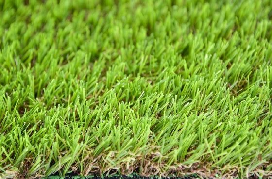 Erba artificiale per giardini e cortili per manutenzione giornaliera zero e prestazioni in ogni tempo