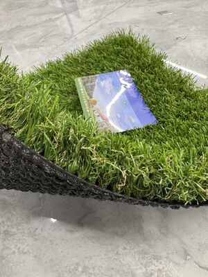 Prato artificiale non direzionale con altezza del pelo di 45 mm in cinque colori per cortili, giardini, patii e strade
