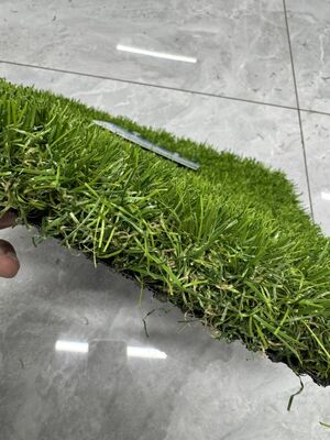 Prato artificiale non direzionale con altezza del pelo di 45 mm in cinque colori per cortili, giardini, patii e strade